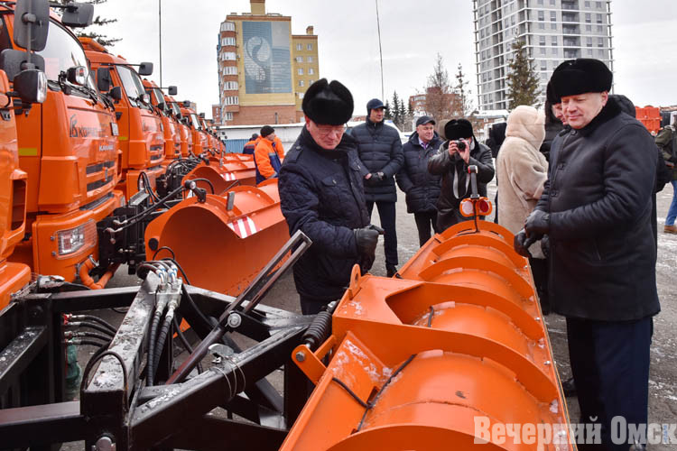 Александр Бурков и Сергей Шелест вручили ключи от 14 современных дорожных спецмашин для уборки Омска (ФОТО)