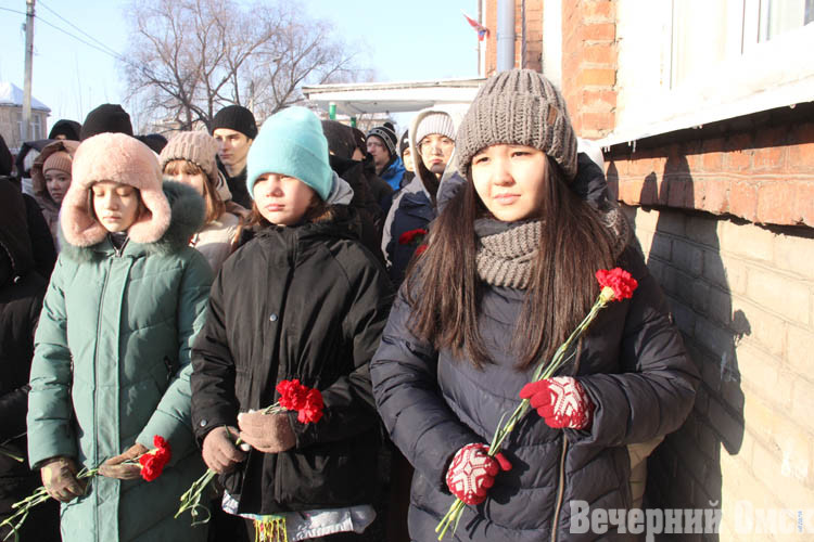 В омской школе №113 открыли мемориальные доски трем погибшим в СВО выпускникам (ФОТО)