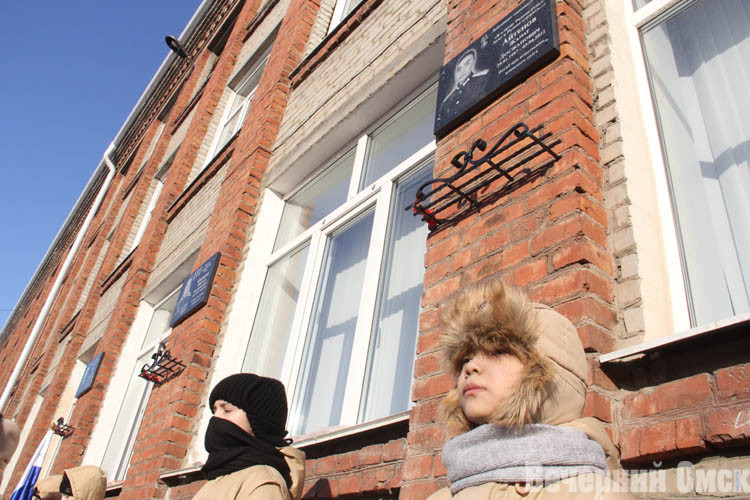 В омской школе №113 открыли мемориальные доски трем погибшим в СВО выпускникам (ФОТО)