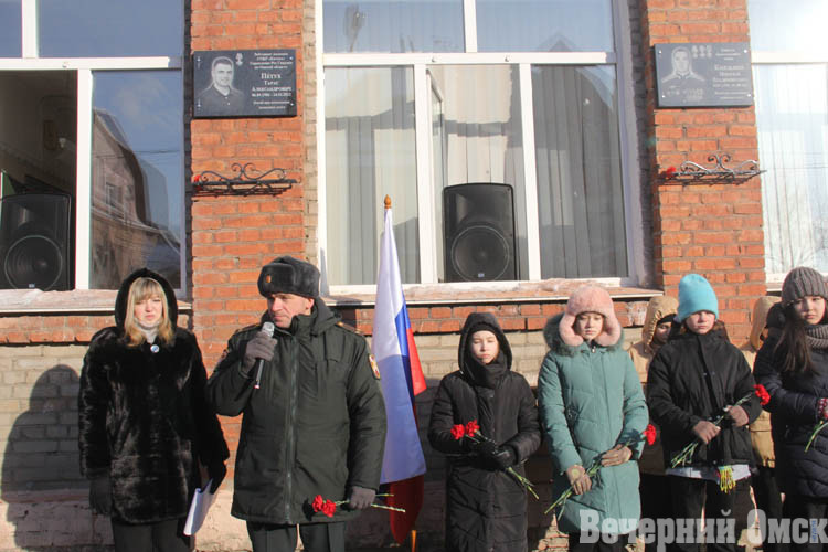 В омской школе №113 открыли мемориальные доски трем погибшим в СВО выпускникам (ФОТО)