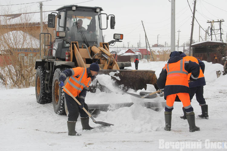 В Омске продолжается вывоз снега с мест возможного подтопления (ФОТО) Фото: Владимир КАЗИОНОВ