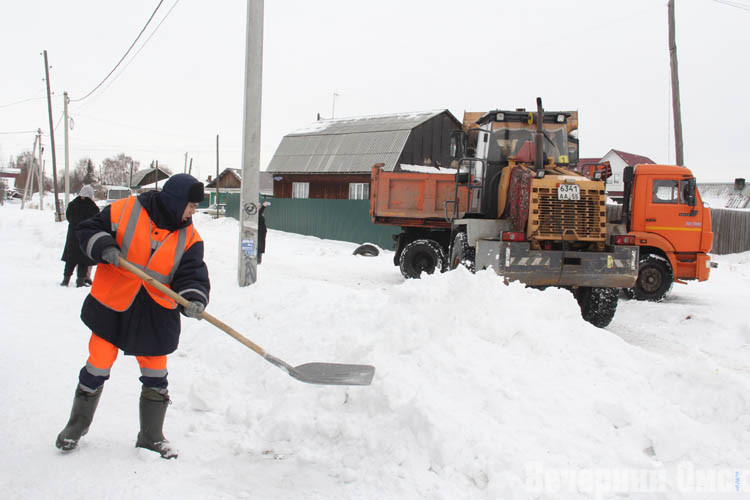 В Омске продолжается вывоз снега с мест возможного подтопления (ФОТО)