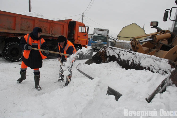 В Омске продолжается вывоз снега с мест возможного подтопления (ФОТО)