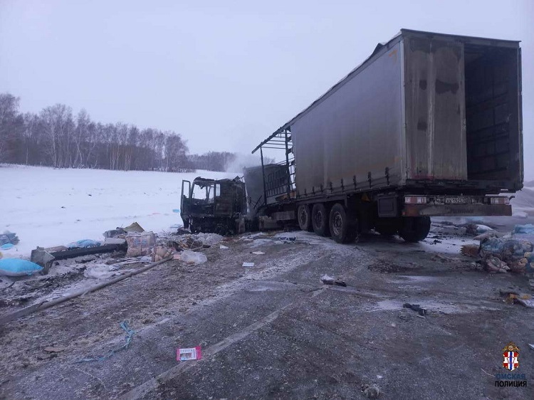 На трассе в Омской области при столкновении двух большегрузов погибли люди Фото: ГИБДД