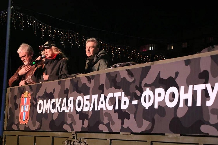 Полёт на параплане, поднятие флага скалолазом, фото с «вежливыми людьми» и звезда на грузовике: как отметили в Омске «Крымскую весну» (ФОТО)