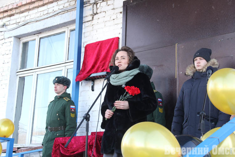 На здании школы №160 в Омске установили мемориальную доску Александру Глебову (ФОТО)