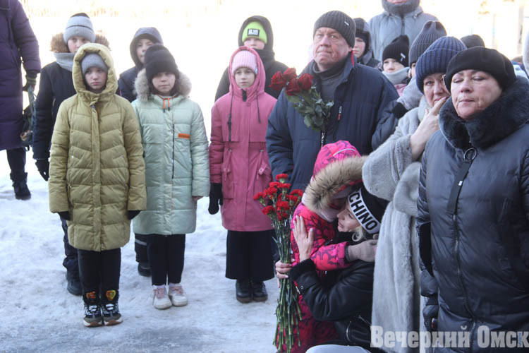 На здании школы №160 в Омске установили мемориальную доску Александру Глебову (ФОТО)