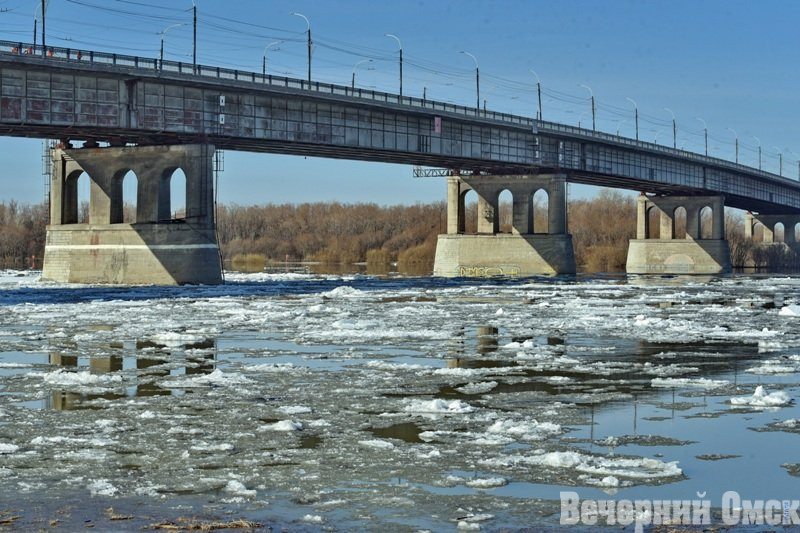 В Омске на Ленинградском мосту запретят движение для грузовиков Фото: Сергей Сапоцкий