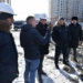 Губернатор Омской области Александр Бурков провел выездное совещание на стройплощадке школы в микрорайоне Серебряный Берег Фото: пресс-служба правительства Омской области