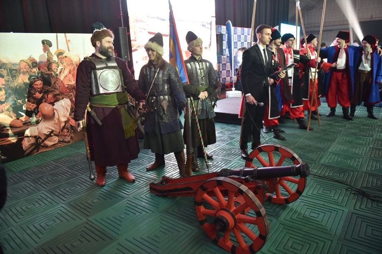 Полёт на параплане, поднятие флага скалолазом, фото с «вежливыми людьми» и звезда на грузовике: как отметили в Омске «Крымскую весну» (ФОТО)