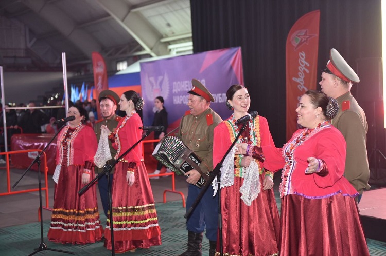 Полёт на параплане, поднятие флага скалолазом, фото с «вежливыми людьми» и звезда на грузовике: как отметили в Омске «Крымскую весну» (ФОТО)