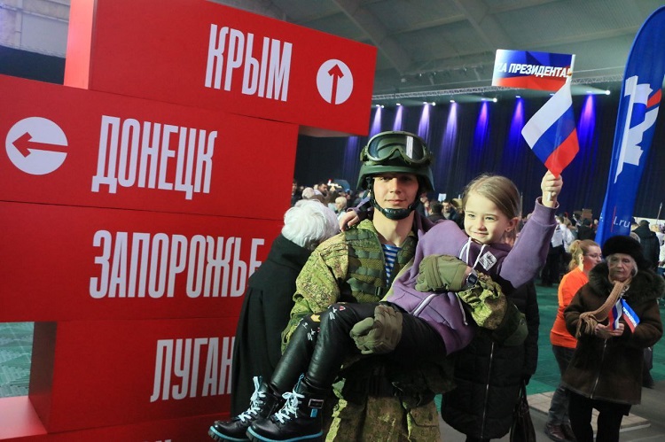 Полёт на параплане, поднятие флага скалолазом, фото с «вежливыми людьми» и звезда на грузовике: как отметили в Омске «Крымскую весну» (ФОТО)