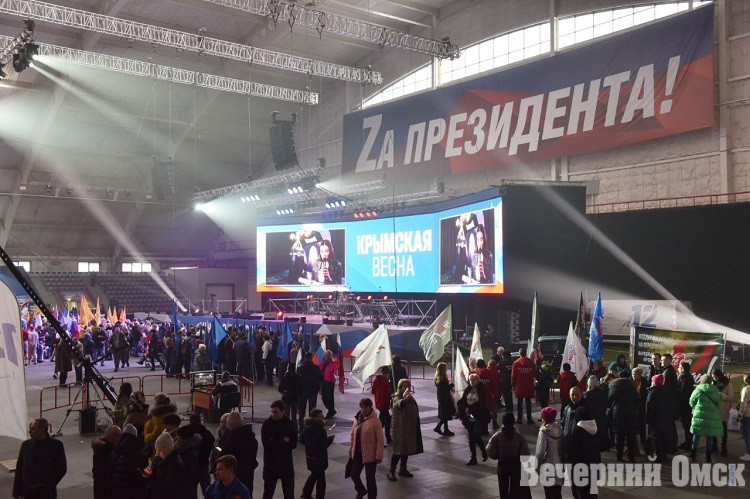 Полёт на параплане, поднятие флага скалолазом, фото с «вежливыми людьми» и звезда на грузовике: как отметили в Омске «Крымскую весну» (ФОТО)