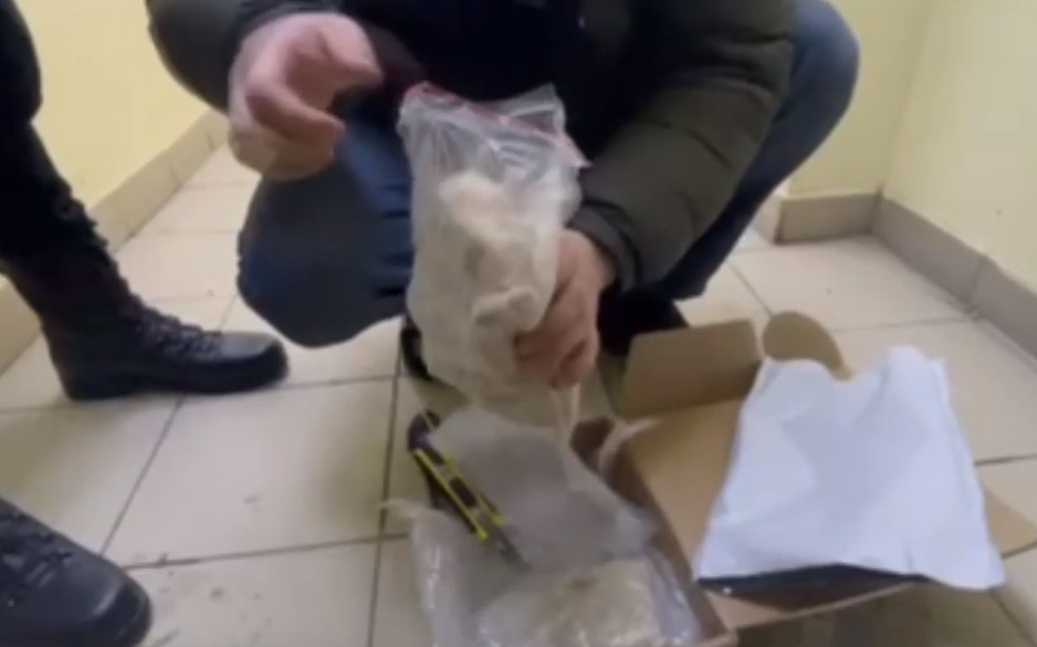 В Омске поймали наркокурьера с 2 килограммами синтетики (ВИДЕО) Фото: Пресс-служба УМВД по Омской области