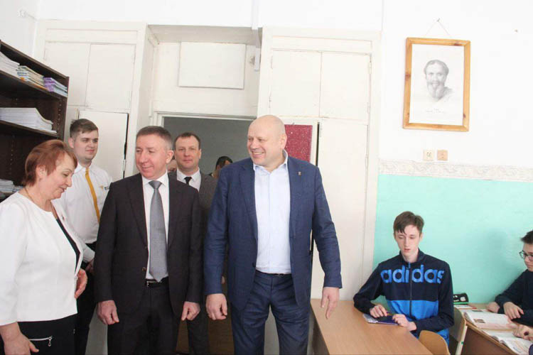 Мэр Омска Сергей Шелест подписал соглашение с меценатом школы №33 (ФОТО)