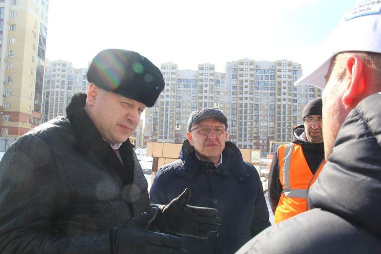 Мэр Омска Сергей Шелест потребовал увеличить число рабочих на стройплощадке дома для переселенцев из аварийного жилья
