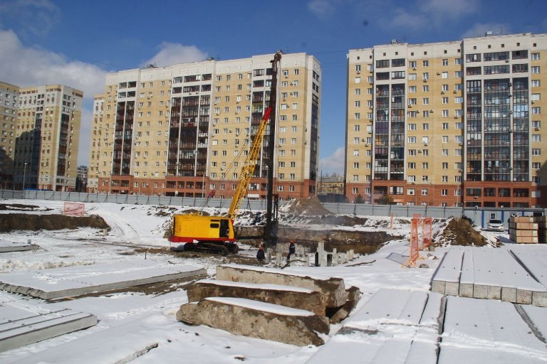 Мэр Омска Сергей Шелест потребовал увеличить число рабочих на стройплощадке дома для переселенцев из аварийного жилья