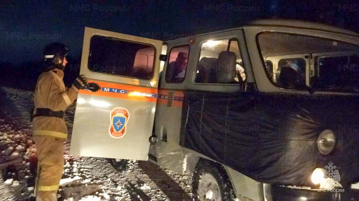 Сотрудники МЧС спасли омичей в трех машинах, застрявших из-за непогоды на дороге Фото: ГУ МЧС России по Омской области
