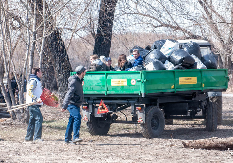На Зелёном острове омичи устроили соревнования по уборке мусора (ФОТО)