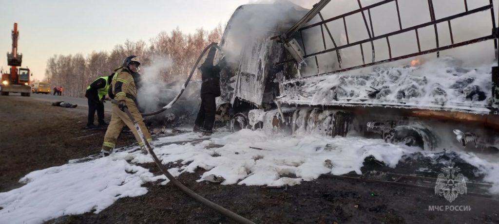 В Омской области после столкновения с легковым авто загорелась фура