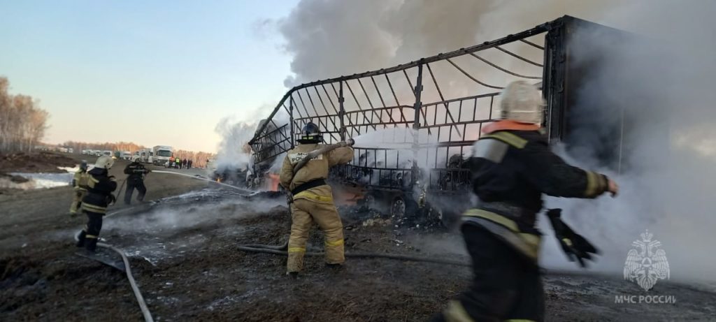 В Омской области после столкновения с легковым авто загорелась фура