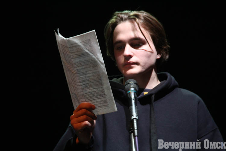 Две стороны одной правды: омский театр выпустил спектакль-блог о подростковом бунте