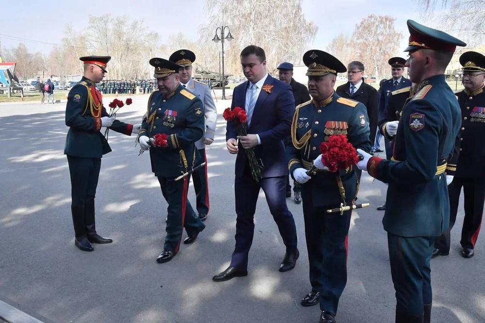 Виталий Хоценко поздравил выпускников автобронетанкового инженерного института