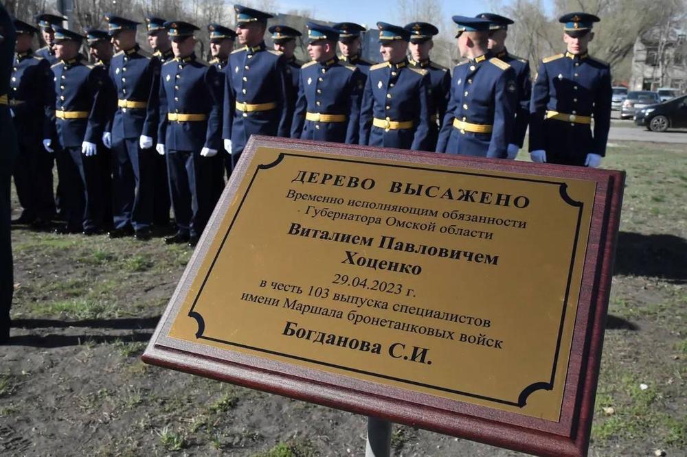 Виталий Хоценко поздравил выпускников автобронетанкового инженерного института
