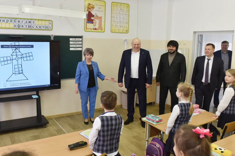 Мэр Омска Сергей Шелест подписал соглашение с меценатом гимназии № 146