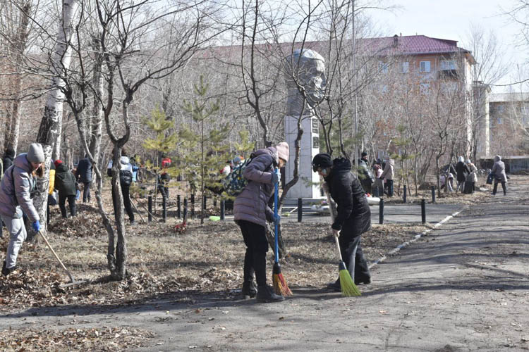 На первый в этом году субботник вышли более 150 тысяч омичей Фото: Сергей САПОЦКИЙ