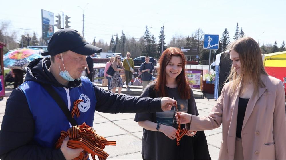 В преддверии Дня Победы омичам раздают георгиевские ленточки Фото: omskportal.ru