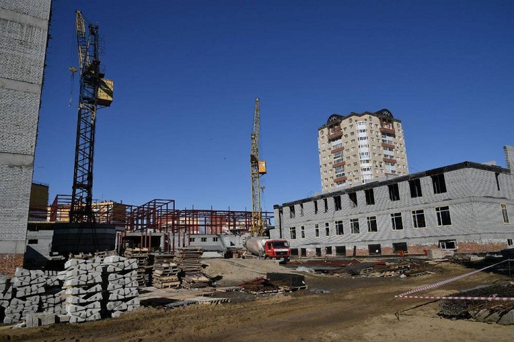 Глава Омской области призвал усилить контроль за строительством школ и дорог Фото: omskportal.ru