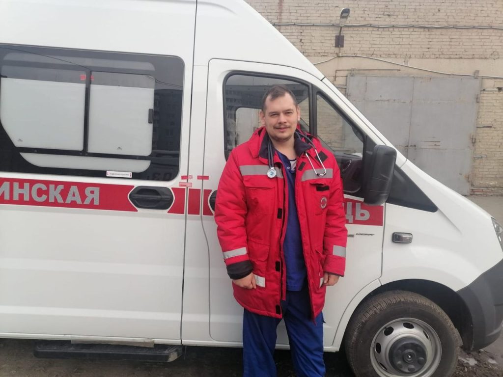 Провалившийся под лед омич выжил