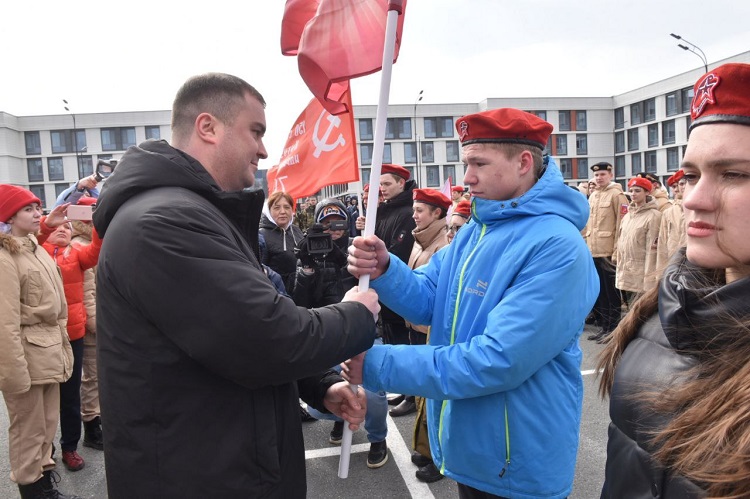 В омском кадетском корпусе стартовала «Эстафета Знамени Победы»: флаг победителей передадут во все районы области