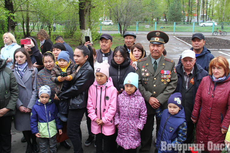 В Омске установили мемориальную доску Адилхану Киниспаеву, погибшему в зоне СВО (ФОТО)