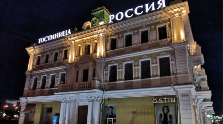 В центре Омска начал разрушаться фасад отреставрированного здания гостиницы «Россия» (ФОТО) Фото: 2ГИС