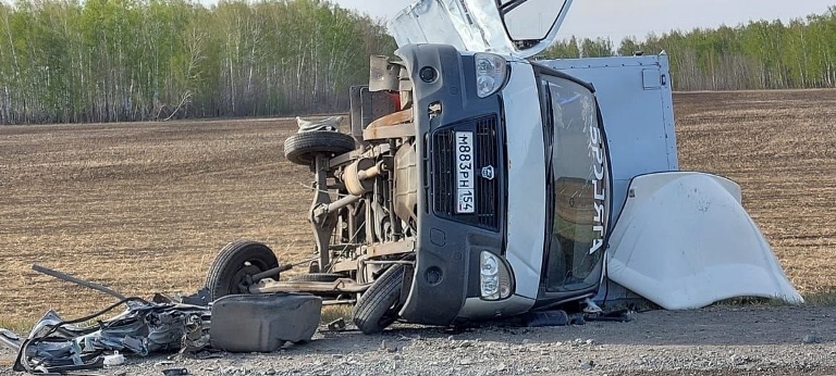 В аварии на омской трассе пострадали семь человек