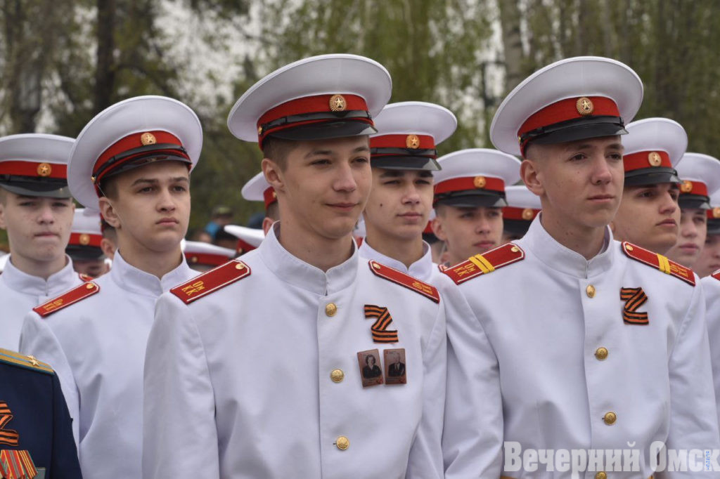 Увидеть парад Победы пришли 10 тысяч омичей