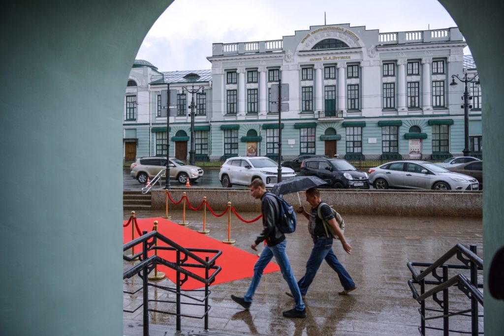 Костолевский, Цыганов и красная дорожка: в Омске открылся фестиваль «Золотая маска»