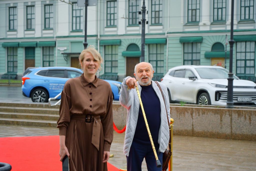 Костолевский, Цыганов и красная дорожка: в Омске открылся фестиваль «Золотая маска»