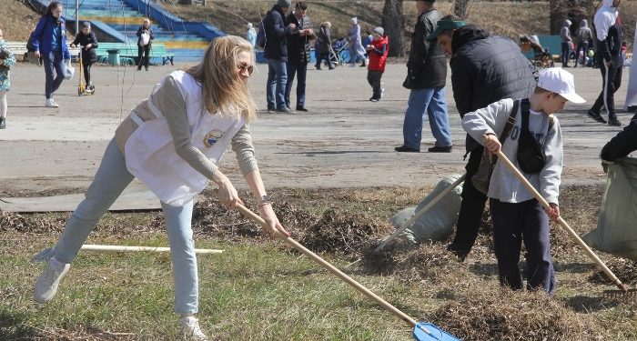 Омичей снова приглашают на субботник Фото: Владимир Казионов