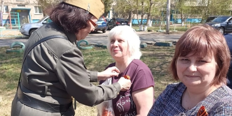 Словно фея: омичка сделала многоэтажку уютной, а двор - лучшим в микрорайоне