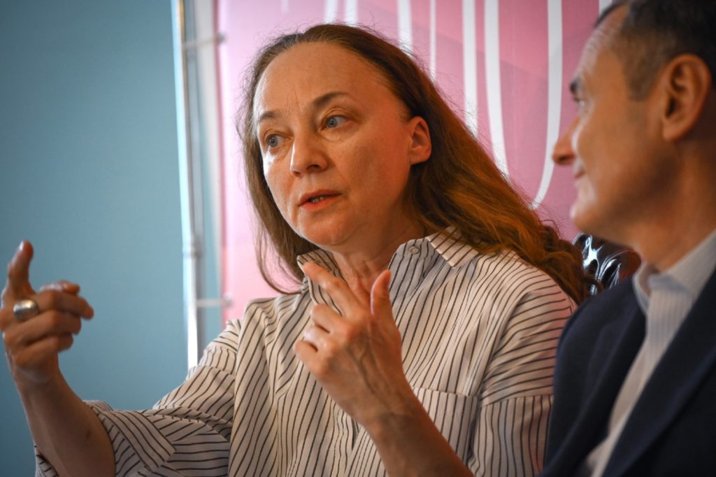 Подол в парфюме и киношники-конокрады: в Омске прошла встреча со звездами московского театра