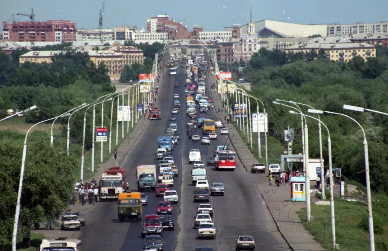 «Ракета» в «Тополином» и «Колизей»: как выглядел Левый берег в 90-е. Рассматриваем архивные фото