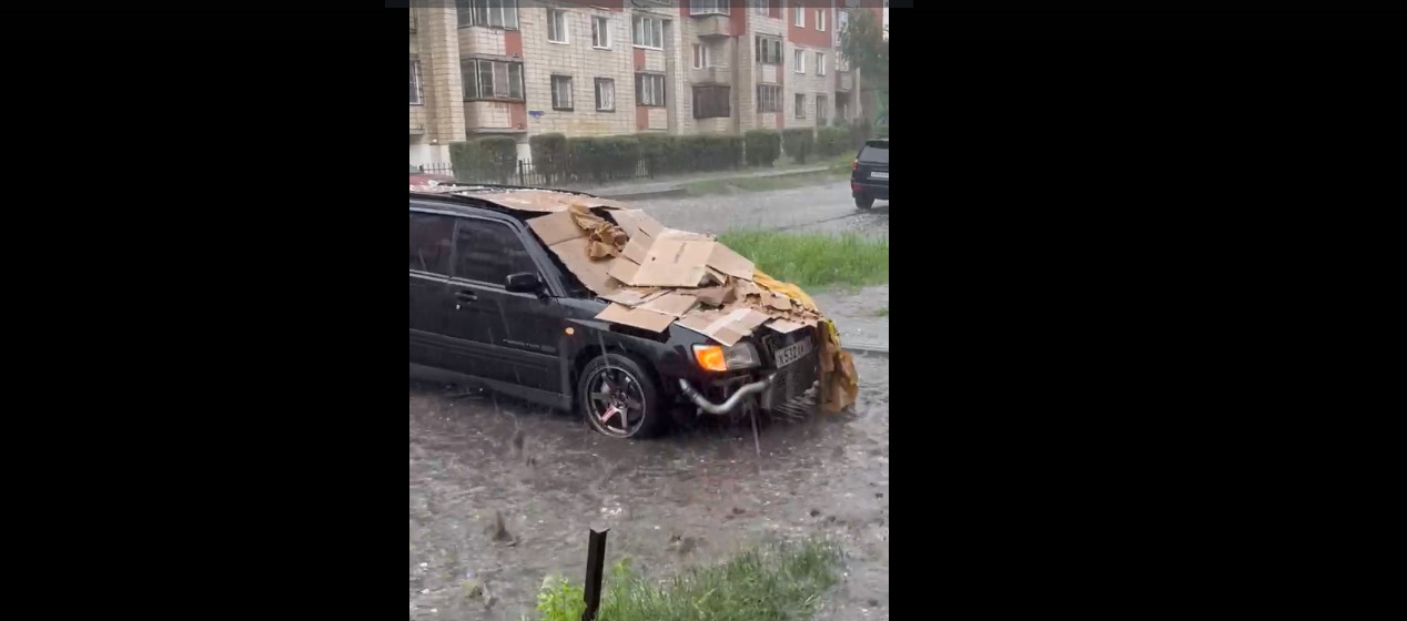 Омичи спасали машины от града подручными средствами