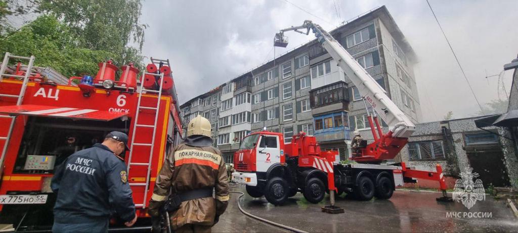 В Омске из-за удара молнии загорелась многоэтажка, площадь пожара превысила 1800 квадратных метров Фото: ГУ МЧС России по Омской области