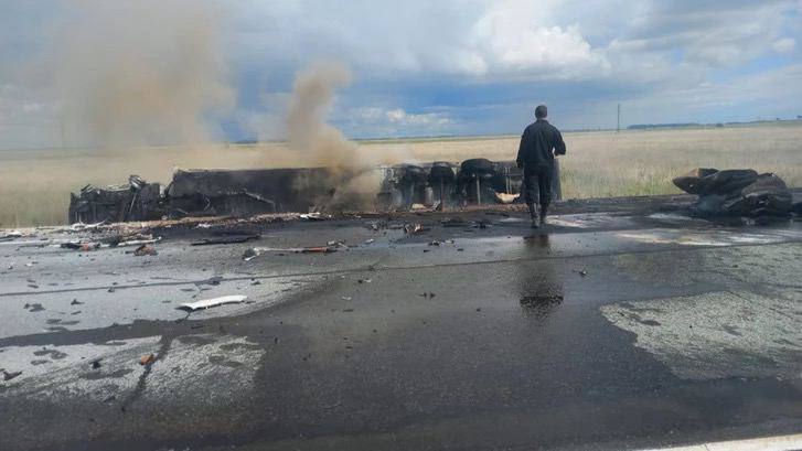 На трассе Омск - Новосибирск столкнулись фуры, две из них загорелись