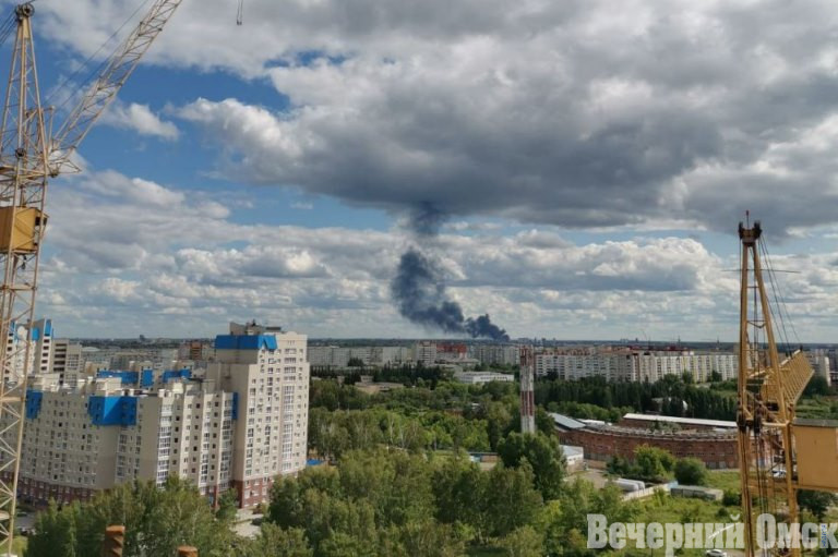 В МЧС рассказали, что горит возле омского аэропорта Фото: "Вечерний Омск"