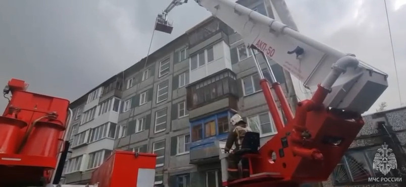 Омские пожарные спасли 27 человек из горящего дома на Волгоградской Фото: скриншот видео МЧС России