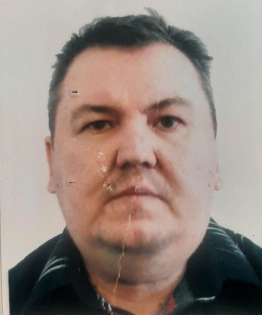 В Омске разыскивают пропавшего мужчину, одетого в красную футболку и полосатые шорты